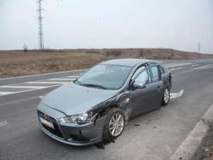 Řidička přehlédla auto na hlavní silnici a vjela mu do cesty. Došlo ke kolizi