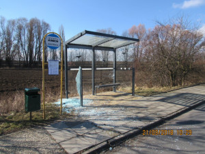 Vandal se vyřádil na autobusové zastávce v Břuchotíně