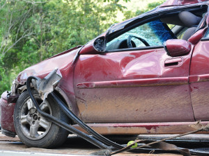 Auto skončilo v kotrmelcích, zraněni byli tři lidé