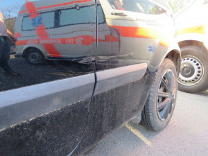 Opilá cyklistka spadla na projíždějící auto, byla převezena do nemocnice