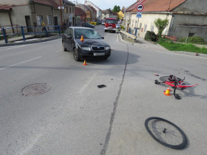 FOTO: Řidička čelně narazila do cyklisty, toho musel do olomoucké nemocnice dopravit vrtulník