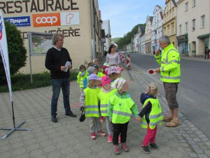 Policie se zaměřila na bezpečnost dětí při přecházení silnice