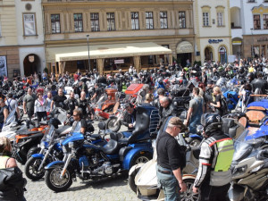 FOTO/VIDEO: Z Horního náměstí vyjely v poledne stovky motorkářů, oficiálně tak začala jejich sezóna