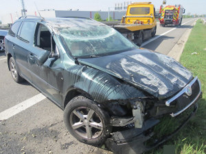 Dva opilí lidé obrátili auto na střechu. Policie teď řeší, kdo z nich řídil