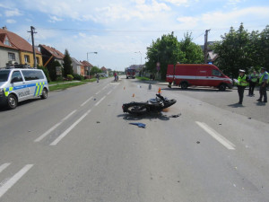 Motorkář se zranil při jízdě v protisměru. Způsobil padesátitisícovou škodu