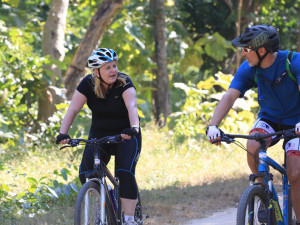 Devatenáctiletý cyklista projížděl zatáčku v protisměru, narazil do ženy a oba skončili v nemocnici