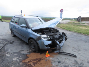 Řidič se svým autem vjel z vedlejší silnice do cesty autu na hlavní. Při nehodě se zranila žena