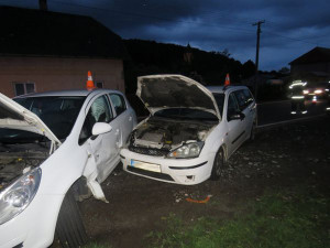 Řidička chtěla odbočovat doleva, ale předjíždělo ji jiné auto. Vznikla škoda za padesát tisíc