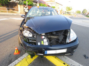 Řidička vjela na kruhový objezd, kde už projíždělo jiné auto, jeho řidič se zranil