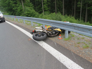 Cesty Červenohorského sedla jsou pro motorkáře prokleté. Další motorkář tam nevybral zatáčku a zranil se