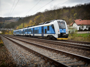 Vlak dnes ráno zabil člověka, zatím se neví, která souprava ho srazila