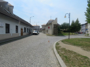 Řidič v Koželužské ulici srazil cyklistu a ujel, pátrá po něm policie