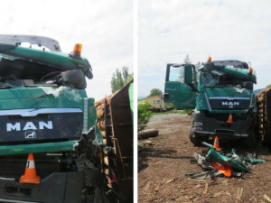 Řidič náklaďáku chtěl přeložit náklad dřeva na vagón, vůz skončil převrácený do kolejiště