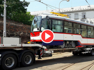 VIDEO: Do Olomouce dorazil nadměrný náklad, přivezl modernizované tramvaje