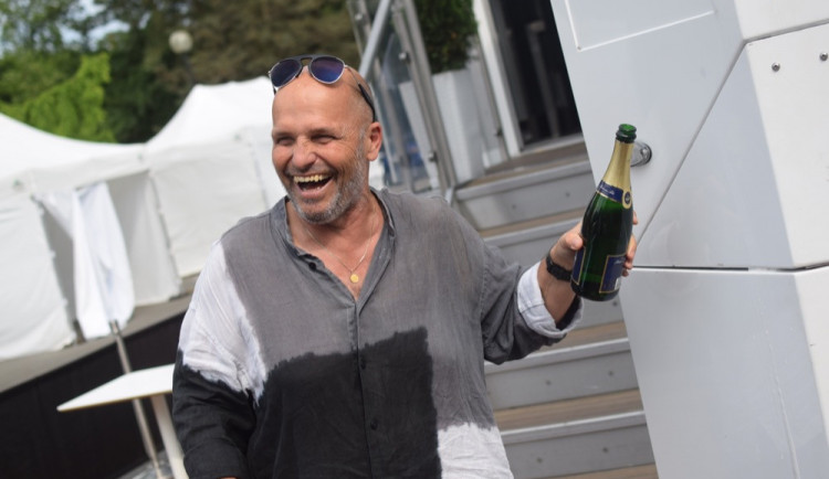 Zdeněk Pohlreich pokřtil v Olomouci svoji "restauraci na kolečkách", představí ji lidem na Garden Food Festivalu