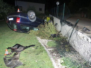 Řidič se dvěma a půl promile převrátil auto na střechu, zranil sebe i spolujezdce