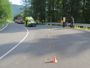 Devatenáctiletému motorkáři podklouzlo přední kolo, podjel pod svodidly a skončil zraněný v lese