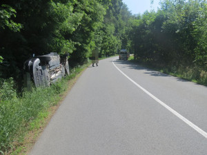 Jednadvacetiletý řidič převrátil auto na bok, byl opilý