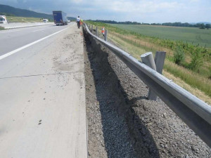 Policie pátrá po řidiči, který na dálnici ve směru na Ostravu poškodil svodidla a ujel