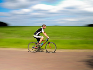 Dva cyklisté se srazili v křižovatce, jeden z nich byl opilý