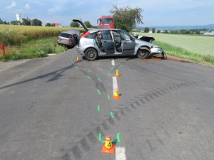 Auto najelo na silnici, kudy projížděl jiný vůz, v něm se zranily dvě ženy