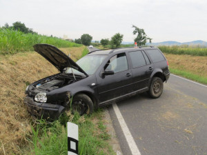 Zkouřený řidič chtěl ujet policejní kontrole, se svým autem ale skončil po smyku mimo silnici