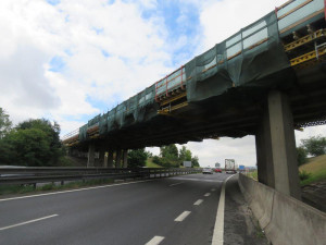 Předmět, který spadl z opravovaného mostu, poničil projíždějící auto