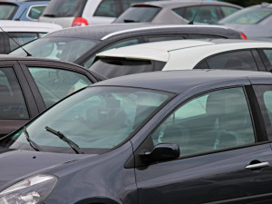 Muž si nezamknul auto, zloděj mu z něj ukradl tři mobilní telefony, platební kartu i doklady