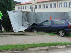 Devatenáctiletá řidička nezvádla předjíždění a skončila v plechovém oplocení