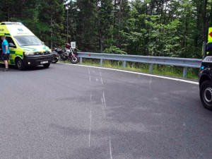 V sobotu bourali v serpentinách u Červenohorského sedla hned dva motorkáři. Pro jednoho letěl vrtulník