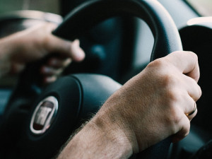 Tříletá dívka náhle vběhla muži před auto, řidič neměl šanci srážce zabránit