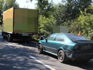 Do nákladního auta narazil zezadu opilý řidič osobního auta. Do něj pak narazilo další auto