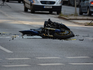 Motorkář nezvládl zatáčku a havaroval. Zranil se on i spolujezdkyně, pro kterou musel vrtulník