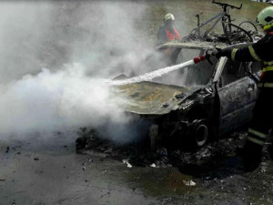 Na dálnici D35 hořelo osobní auto, oheň se rozšířil i na porost kolem silnice