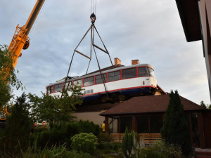 FOTO/VIDEO: Olomoucká tramvaj zdobí střechu garáže u rodinného domu v Jihlavě