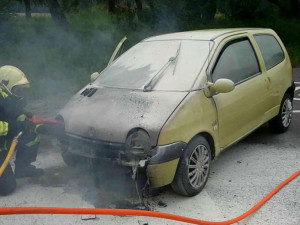 U autobusové zastávky hořelo auto, požár museli likvidovat hasiči