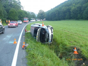 Sedmadvacetiletý řidič vyjel mimo silnici a autem narazil do stromu. Byl převezen do nemocnice