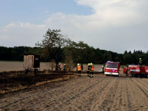 Blesk zapálil strom a strniště v Topolanech a Pavlově