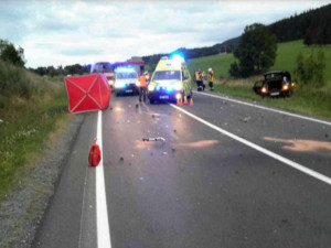 Osobní auto se srazilo s motorkářem, ten byl na místě mrtvý, další osoby se zranily