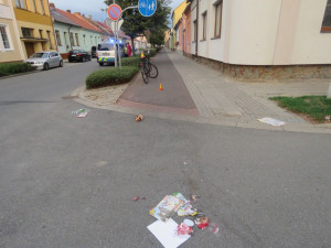 Cyklista najížděl z chodníku na stezku, kde srazil cyklistku a ujel. Žena skončila v nemocnici