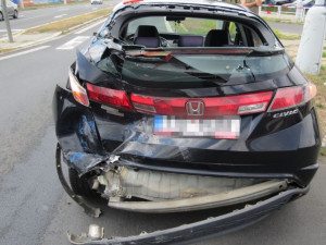 Řidič autobusu nedobrzdil a zezadu narazil do osobního auta, kde se zranila spolujezdkyně