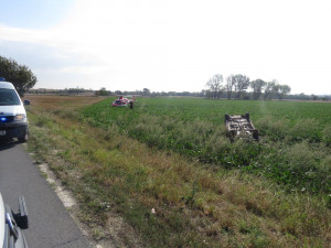 Dvaaosmdesátiletý řidič se vyhýbal zajíci. Při manévru převrátil auto na střechu