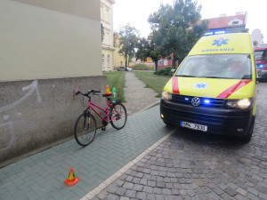 Dvě cyklistky se srazily na chodníku, obě byly převezeny do nemocnice