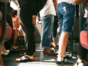 Opilý agresivní muž sprostě urážel všechny v autobusu, z vozu ho násilím museli vytáhnout až policisté