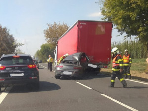 AKTUÁLNĚ: Osobní auto nedobrzdilo před kolonou, narazilo do kamionu před sebou