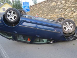 Řidič dostal mikrospánek, narazil do kamenné zdi a otočil auto na střechu