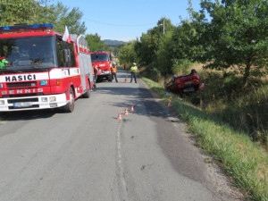 Řidič objížděl zaparkované vozy, se svým autem se střetl s protijedoucí řidičkou v Suzuki