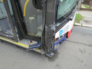 V Olomouci se srazil autobus s osobním autem