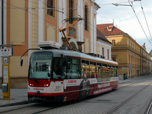 Osmnáctiletá dívka přecházela třídu 1. máje, lekla se tramvaje a couvla před projíždějící auto