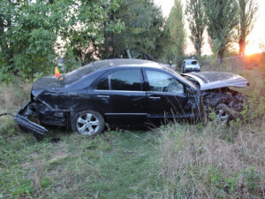 Řidič naboural mercedes a utekl z místa nehody. Auto nejspíš ukradl